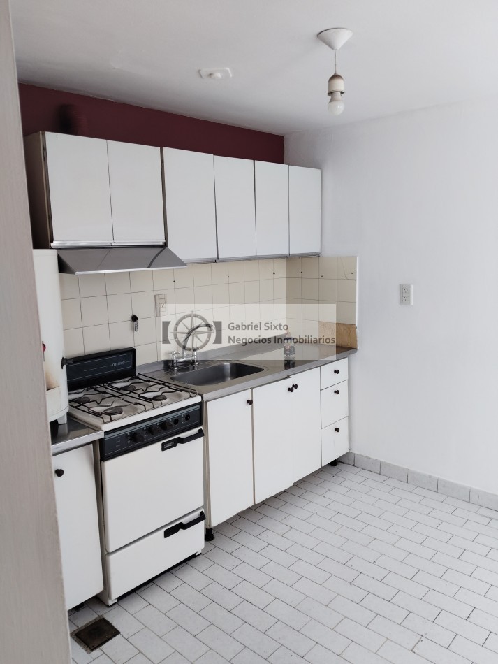 VENTA DEPTO 6ta secc J A CALLE 727. 3 dorm muy amplio 1° piso con COCHERA 
