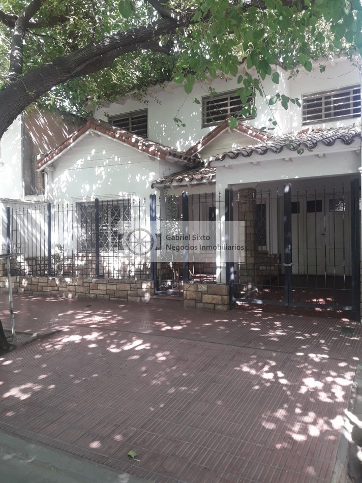 ALQUILER CASA 6ta SECC. SISTEMA FRIO / CALOR CENTRAL,  COCHERA Y PATIO AMPLIO CON CHURRASQUERA 