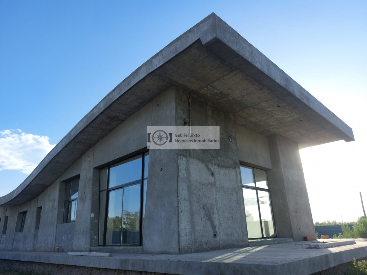 VENTA CHALET IMPONENTE EN EL SAUCE GUAYMALLEN, OBRA ARQUITECTONICA