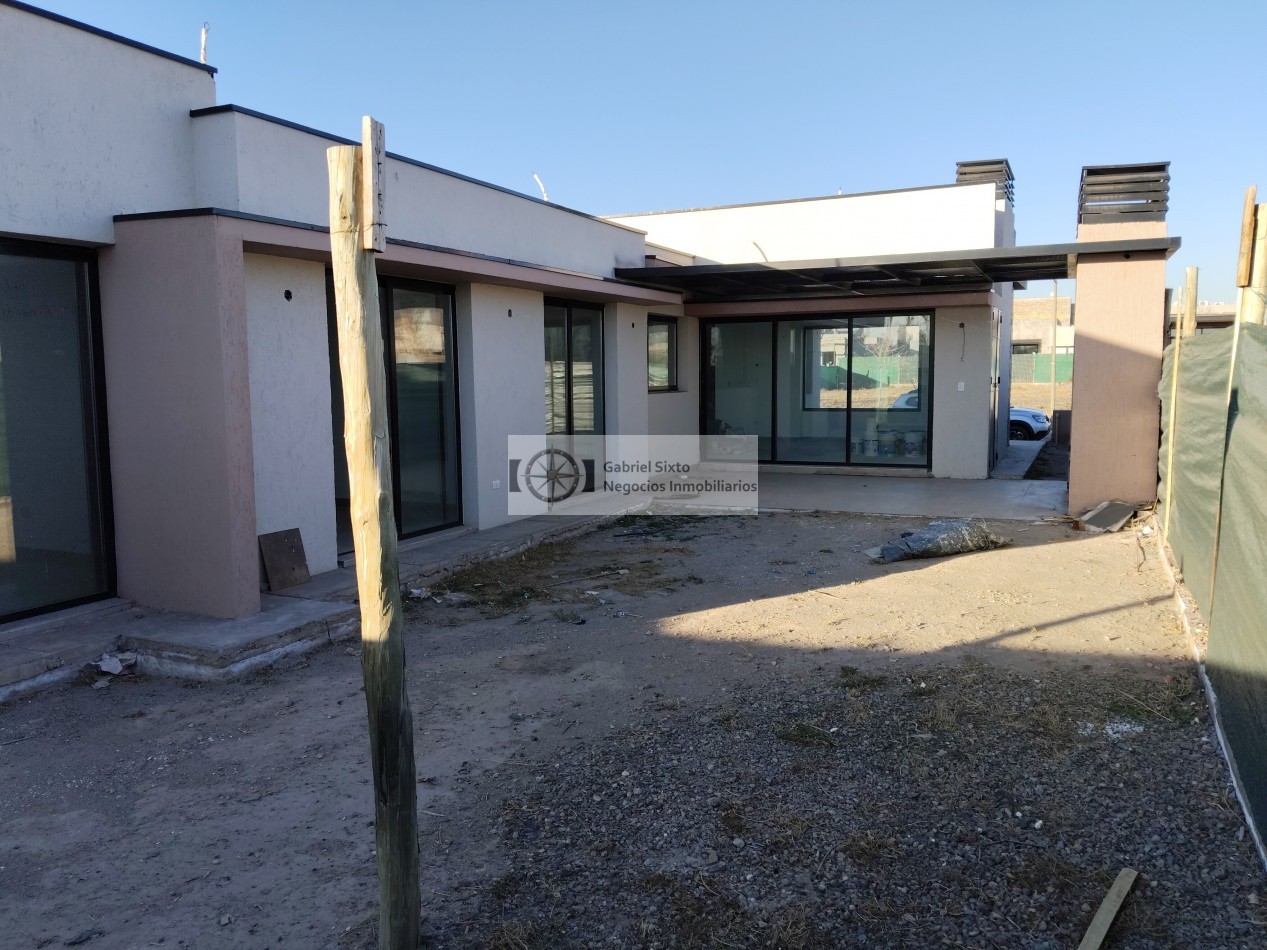 VENTA CASA A ESTRENAR MAIPU B° PRIVADO L LUISA - 3 DORM, COCHERA DOBLE 3 BÑ TODO PLANTA BAJA