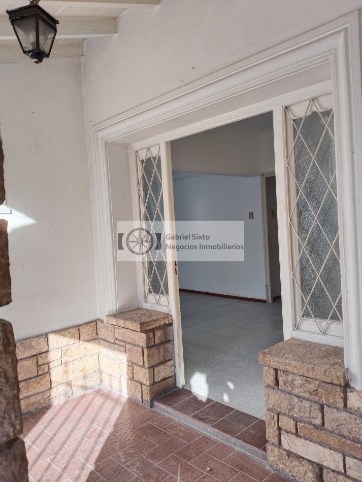 ALQUILER CASA AMPLIA 6ta secc. RODRIGUEZ casi esq, MOLDES 3 dorm 2 bñ cochera