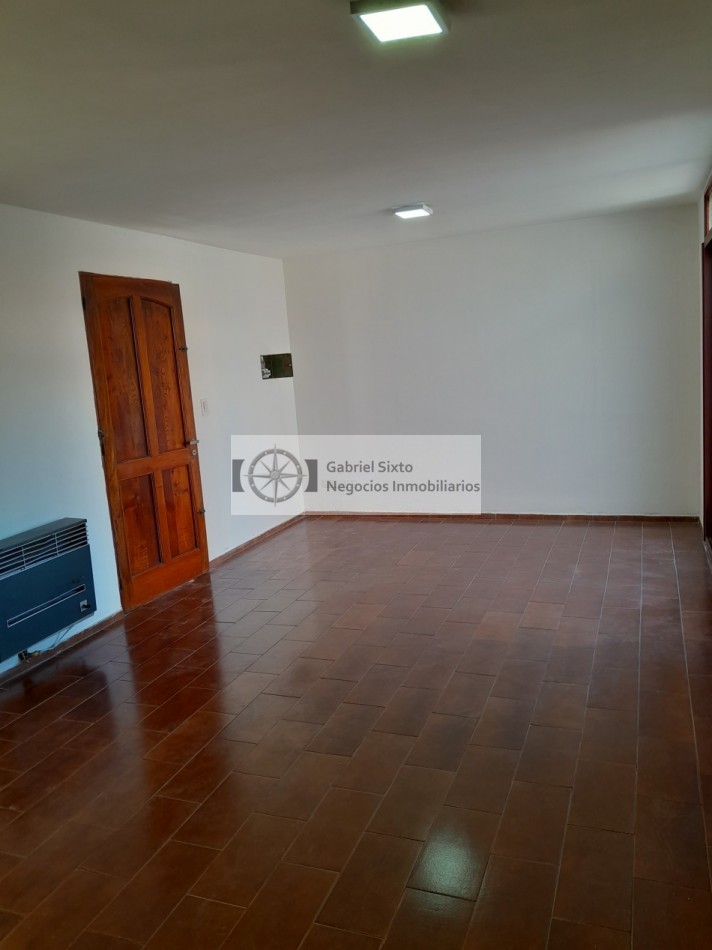 VENTA CASA B° UJEMVI LAS HERAS 4 DORM 2 BÑ COCHERA TECHADA. IMPECABLE!!!