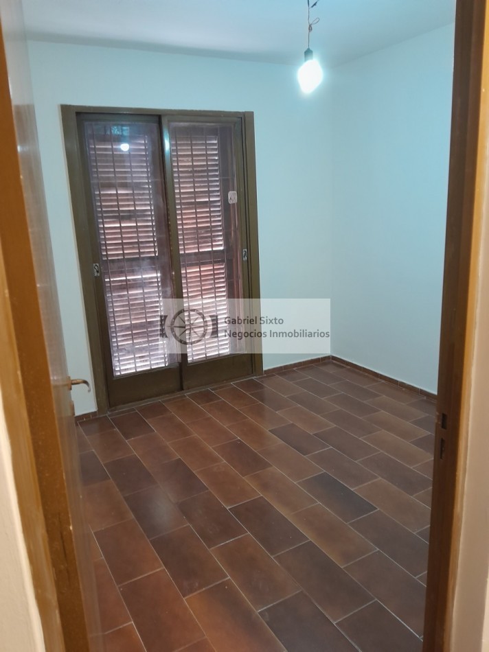 VENTA CASA B° UJEMVI LAS HERAS 4 DORM 2 BÑ COCHERA TECHADA. IMPECABLE!!!