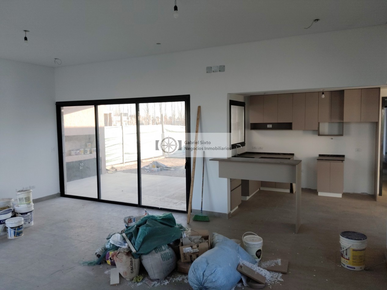 VENTA CASA A ESTRENAR MAIPU B° PRIVADO L LUISA - 3 DORM, COCHERA DOBLE 3 BÑ TODO PLANTA BAJA