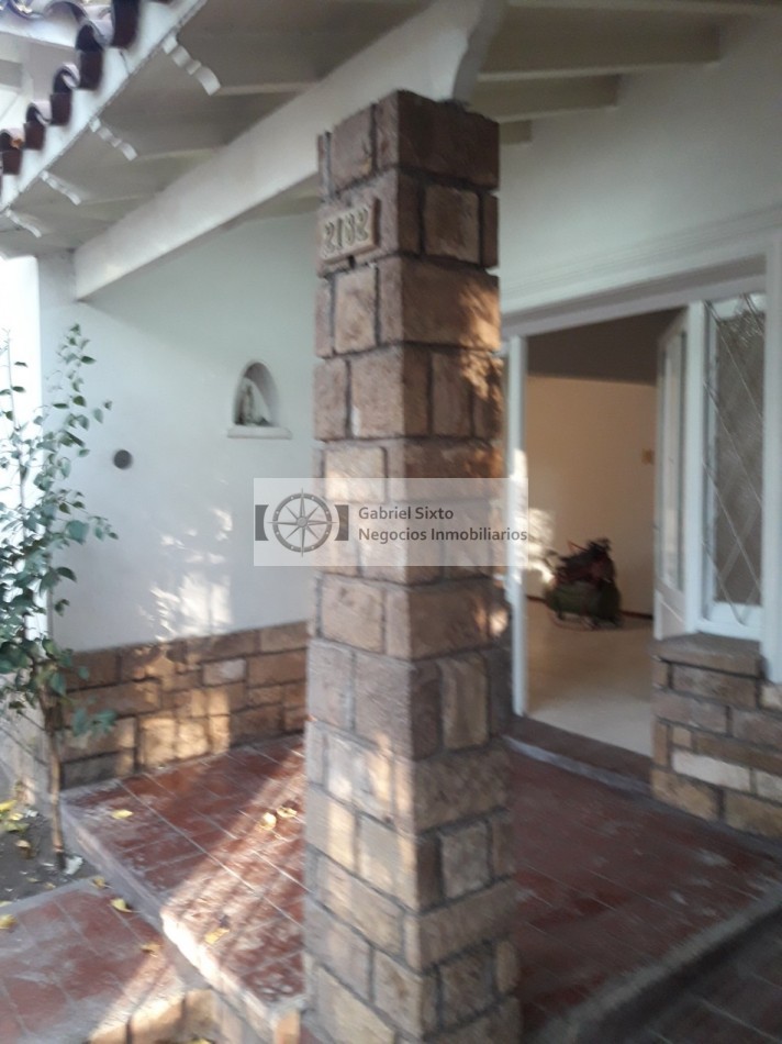 ALQUILER CASA 6ta SECC. SISTEMA FRIO / CALOR CENTRAL,  COCHERA Y PATIO AMPLIO CON CHURRASQUERA 