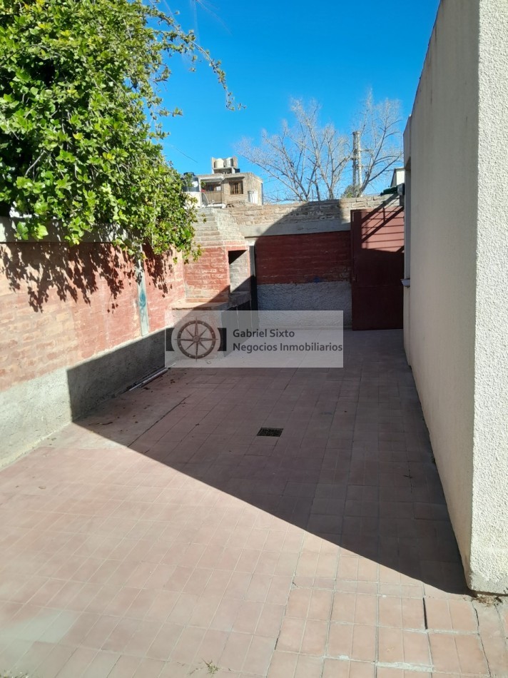 VENTA CASA B° UJEMVI LAS HERAS 4 DORM 2 BÑ COCHERA TECHADA. IMPECABLE!!!