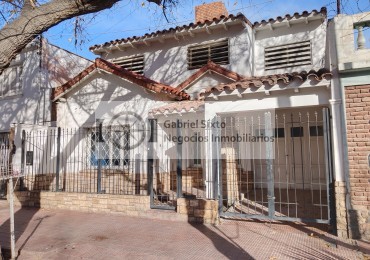 ALQUILER CASA AMPLIA 6ta secc. RODRIGUEZ casi esq, MOLDES 3 dorm 2 bñ cochera 