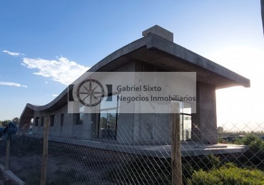 VENTA CHALET IMPONENTE EN EL SAUCE GUAYMALLEN, OBRA ARQUITECTONICA 